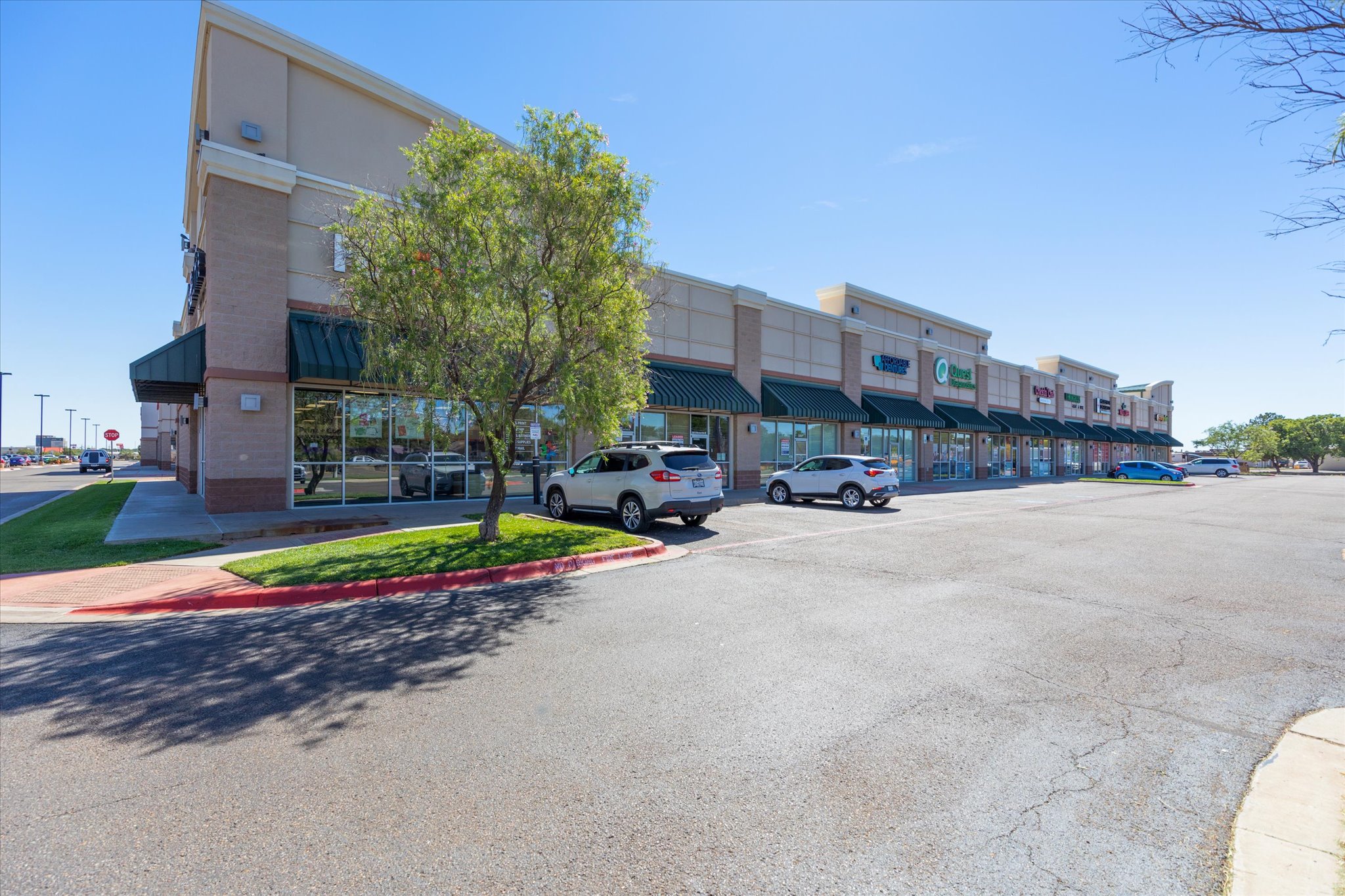 TROPHY RETAIL CENTER WITH NATIONAL TENANTS AND 100% OCCUPANCY